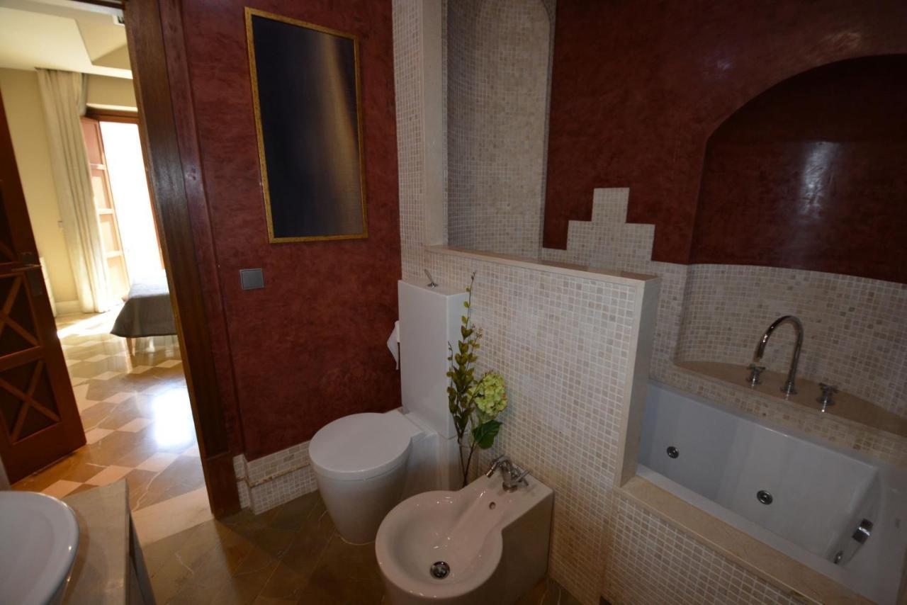 Apartment Luxury With Views To Alcazar, Cathedral And Giralda. *