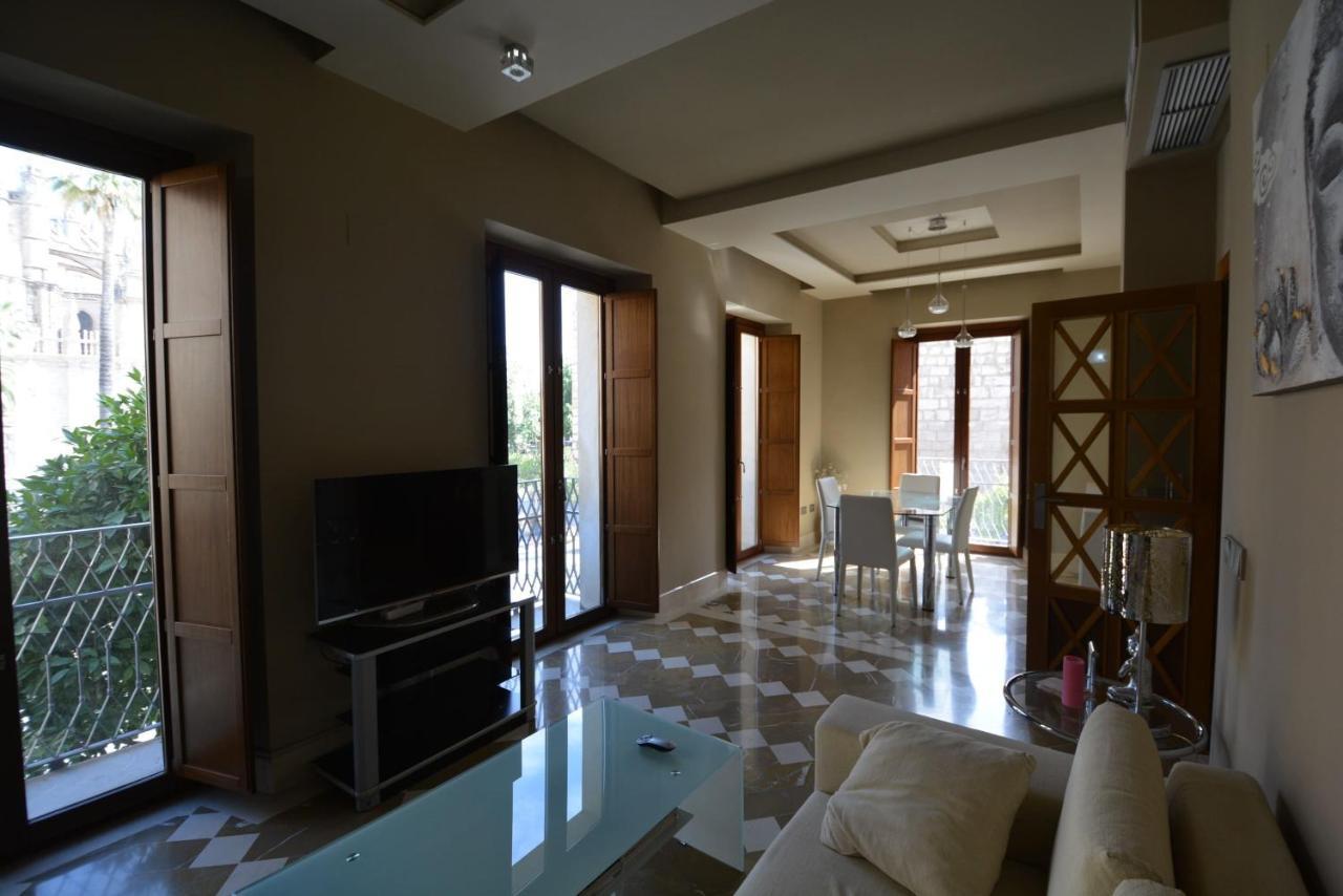 Luxury With Views To Alcazar, Cathedral And Giralda. Apartment Seville