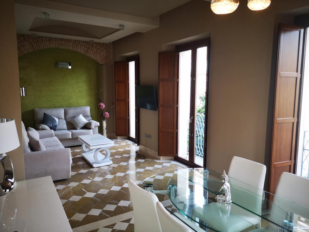 Luxury With Views To Alcazar, Cathedral And Giralda. Apartment Seville